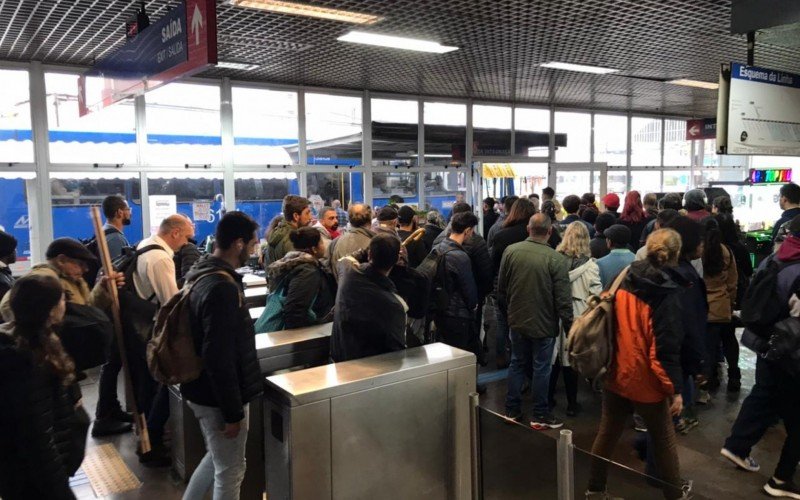Alagamentos alteram operação dos trens e passageiros enfrentam dia de confusão e filas | abc+
