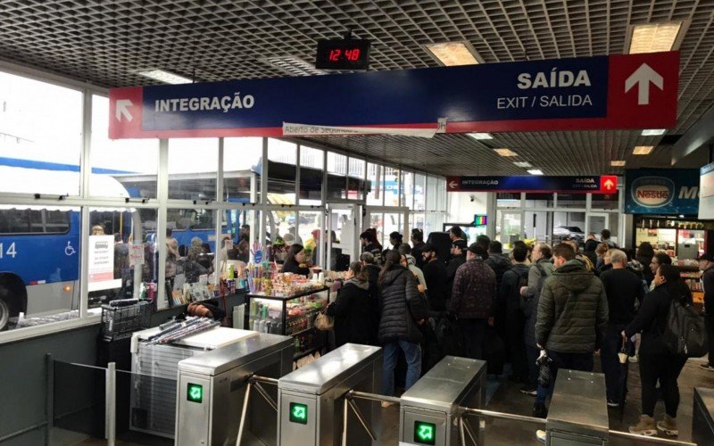 Alagamentos alteram operação dos trens e passageiros enfrentam dia de confusão e filas | abc+