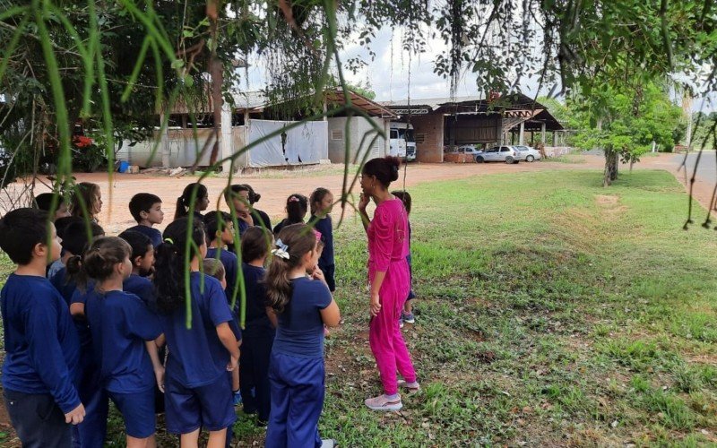 Os alunos da turma 21 da Emef Princesa Isabel, de Campo Bom, durante passeio pelo bairro e aprendizagem sobre educação fiscal | abc+