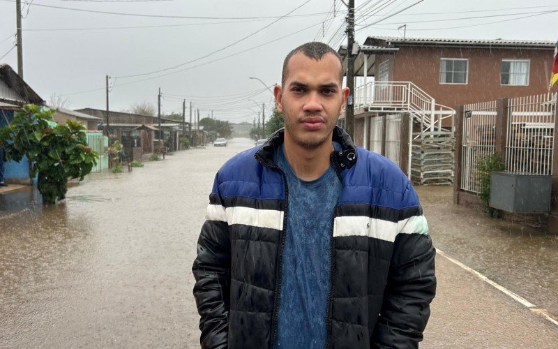 Ezequiel e os pais também decidiram não esperar mais e deixaram a residência em que moram em razão da elevação do nível da água em ruas do bairro | abc+
