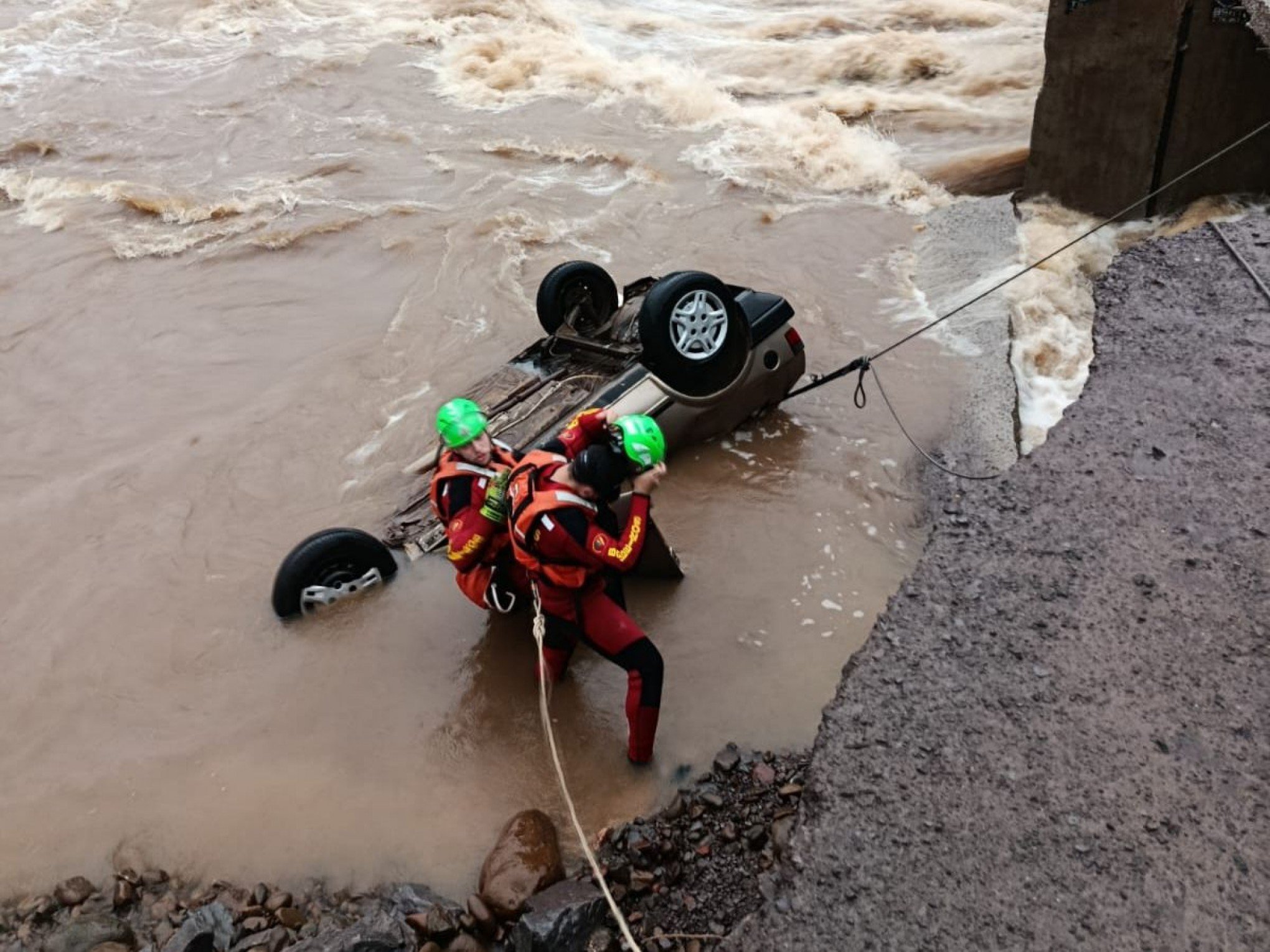 CHUVA NO RS: Carro cai de ponte sobre rio e motorista é encontrado morto na região