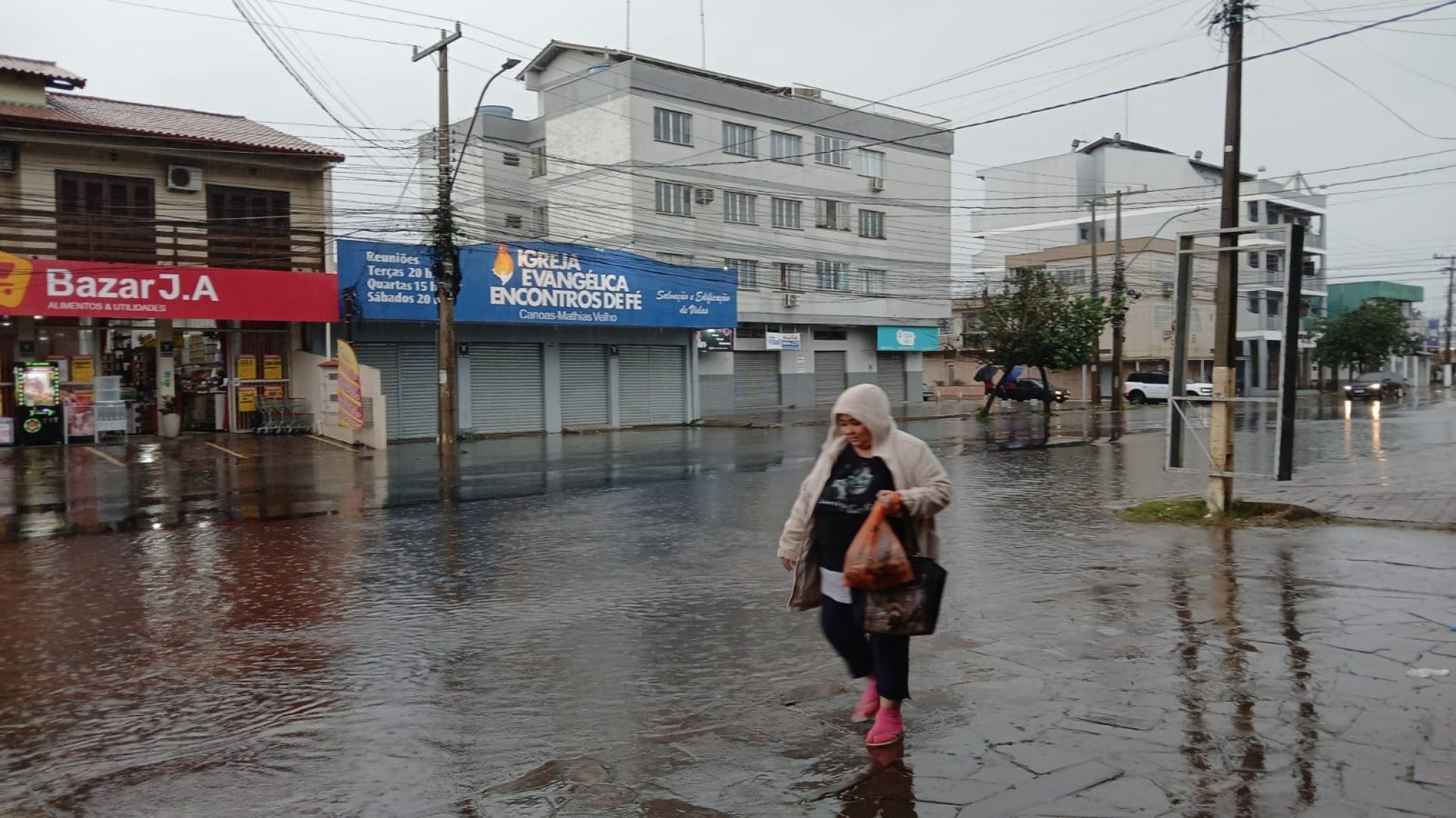 CHUVA NO RS: "É uma vergonha a gente ter que passar por isso de novo", diz morador de Canoas; cidade tem bairros alagados