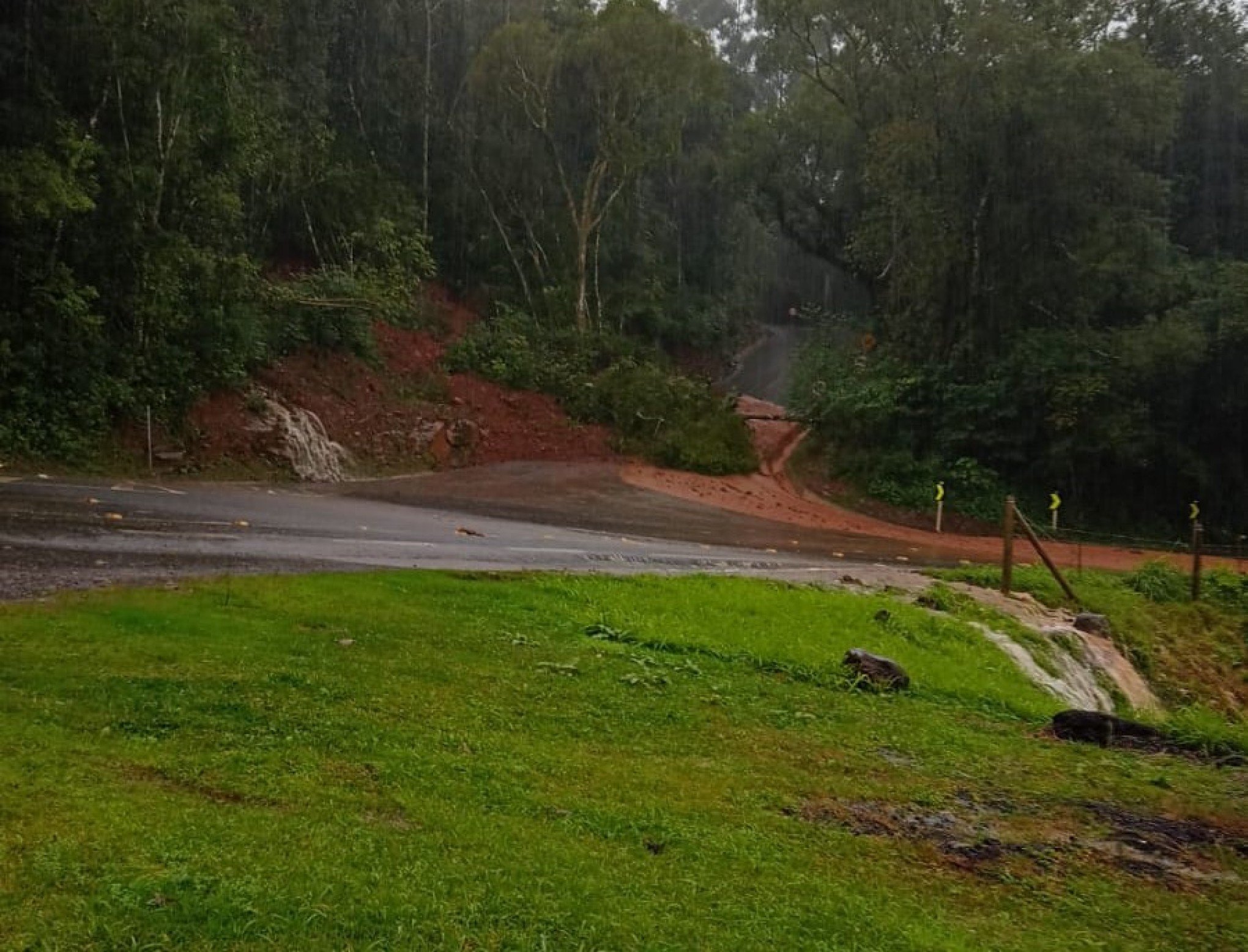 Gramado tem acesso ao Carahá liberado; em Canela, equipes trabalham em drenagem de vias