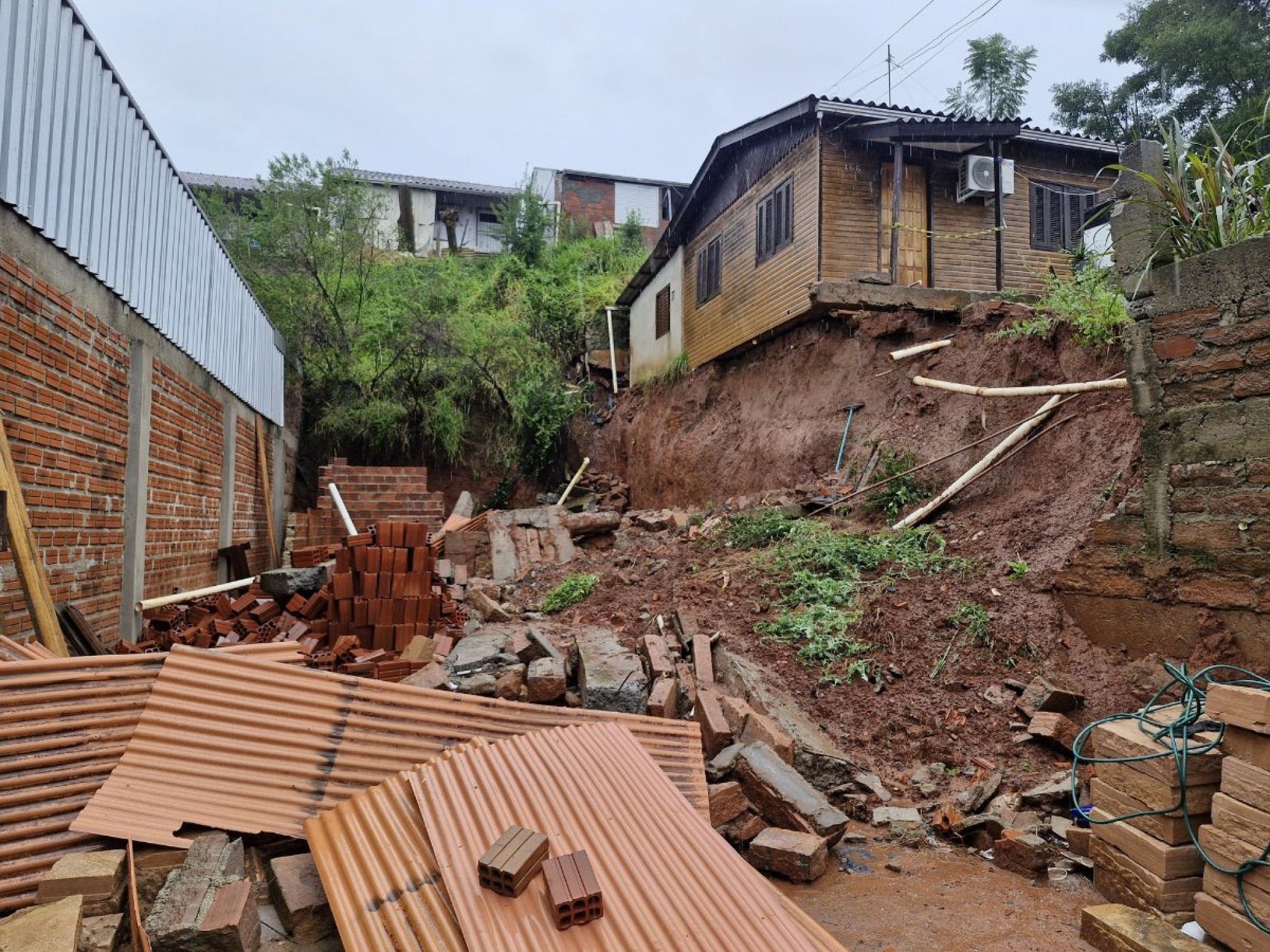 CHUVA NO RS: Deslizamentos de terra colocam casas sob risco de desmoronamento em três bairros de Novo Hamburgo