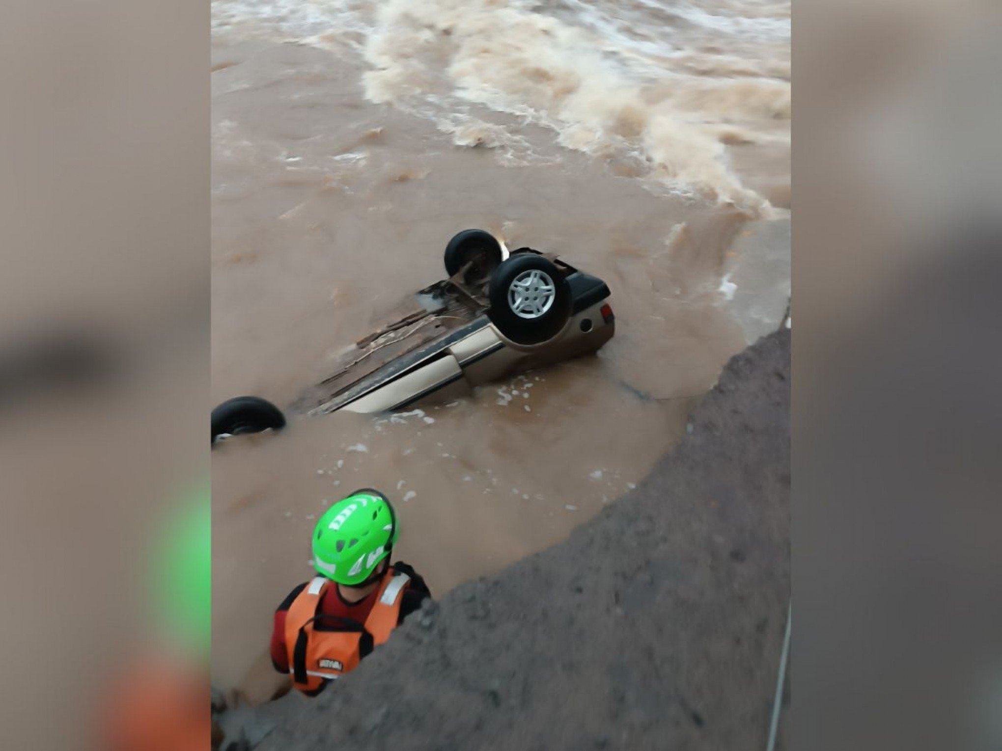 CHUVA NO RS: Identificado jovem que morreu afogado após carro cair de ponte em cidade da região