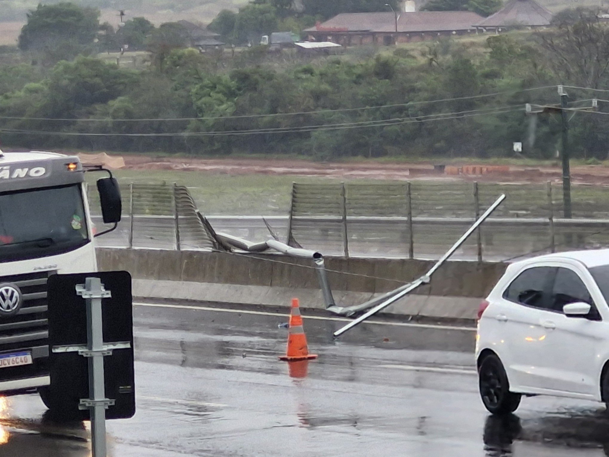 BR-116: Queda de poste causa lentidão em Novo Hamburgo