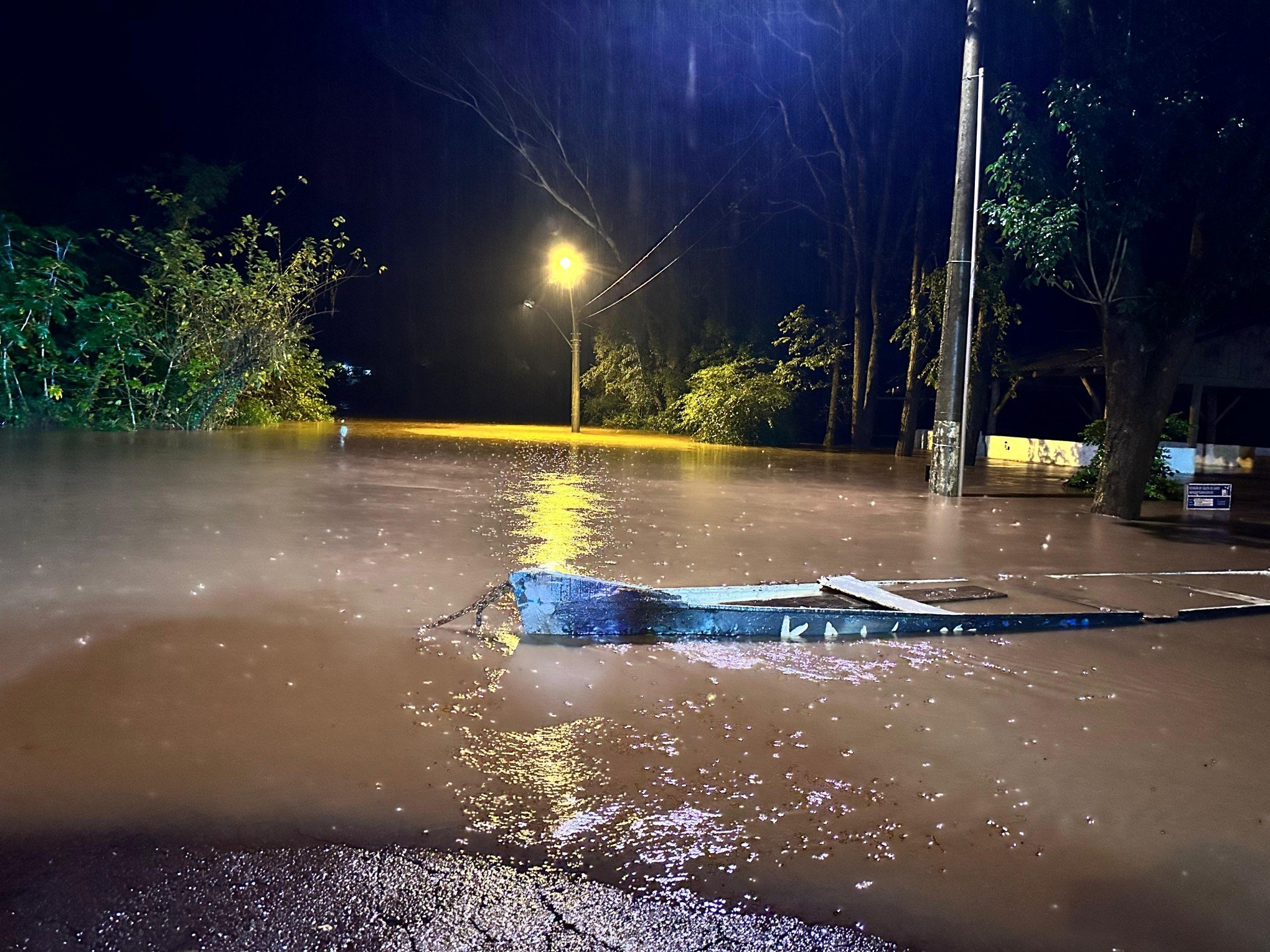 CHUVA NO RS: Moradores de São Sebastião do Caí começam a sair de casa após rio ultrapassar cota de inundação