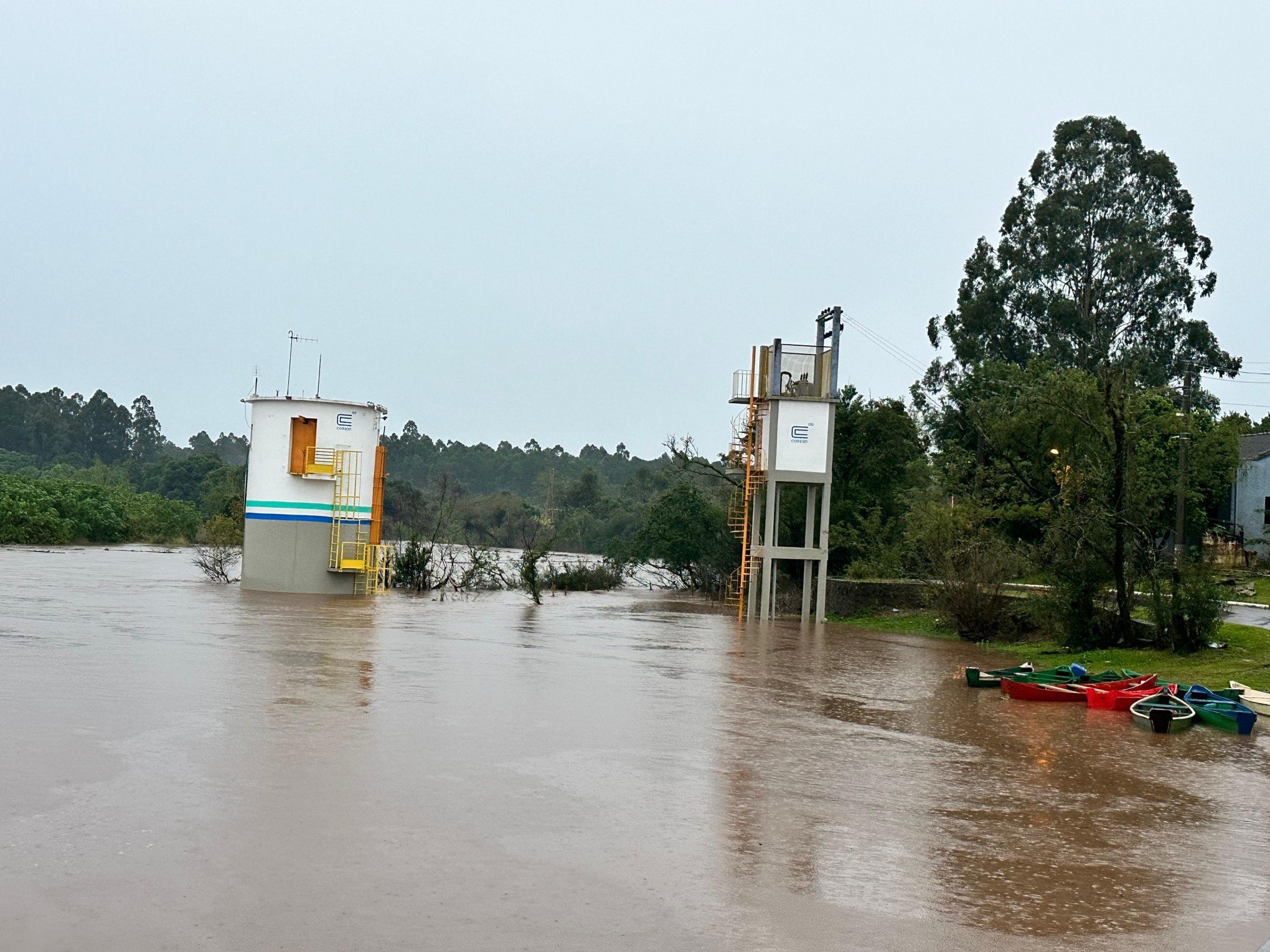 CHUVA NO RS: Rio atinge cota de inundação em São Sebastião do Caí