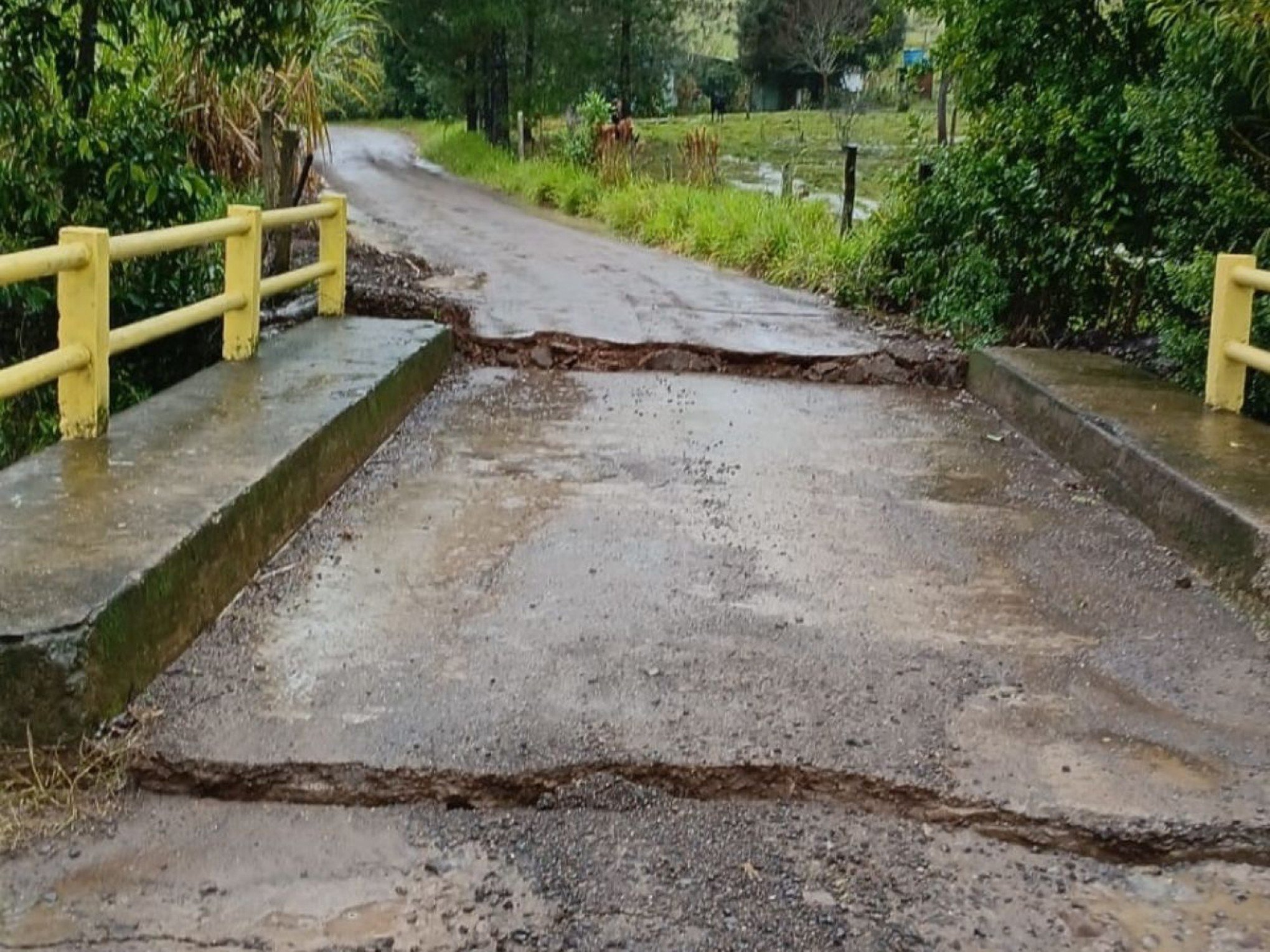 Travessia precisou ser bloqueada após rachaduras na pista, provocadas pela chuva | abc+