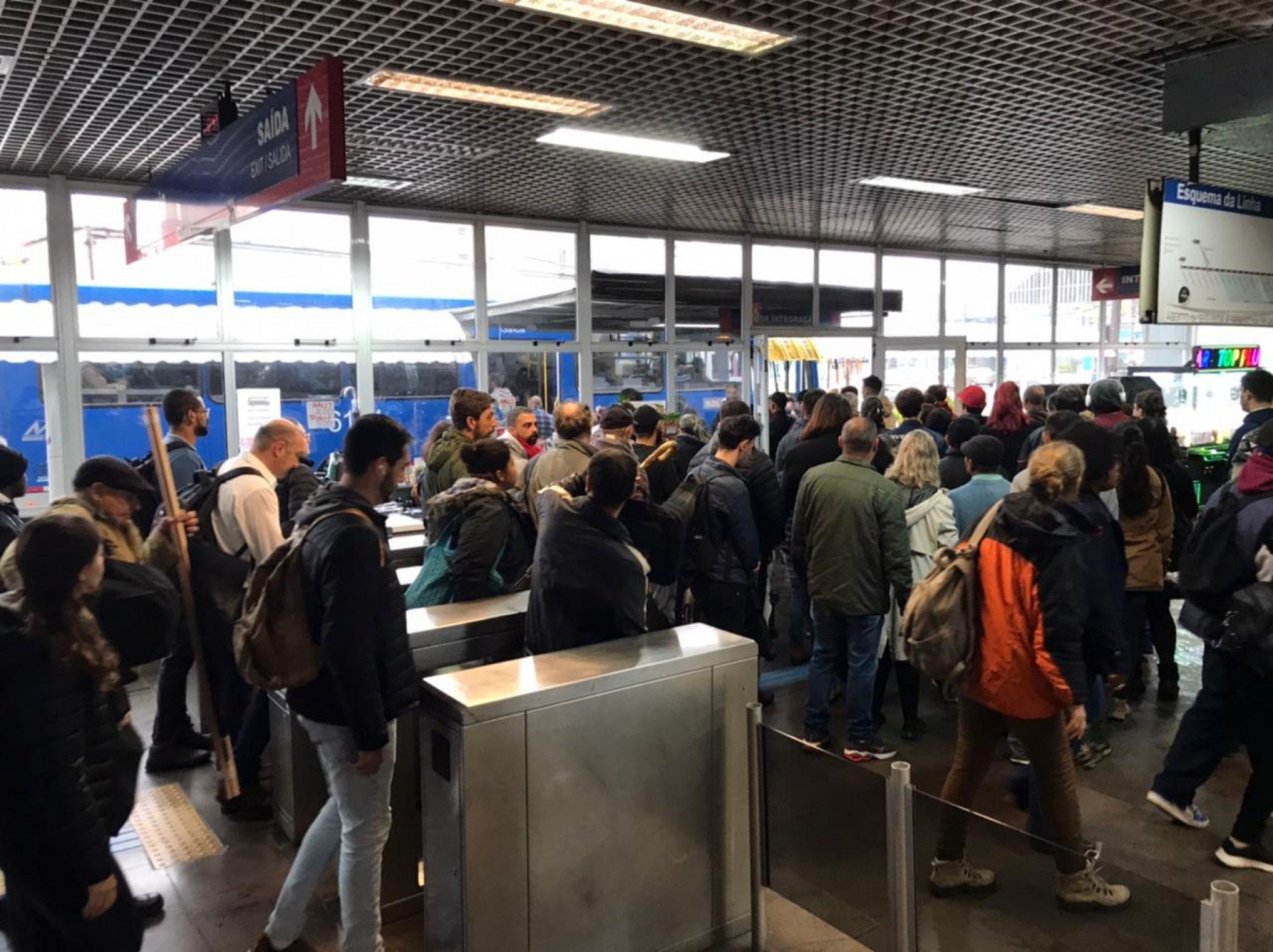 TRENSURB: Passageiros enfrentam dia de confusão e filas devido a alagamentos que alteram a operação dos trens