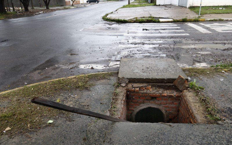 Bueiros abertos podem ser vistos não apenas na Avenida Rio Grande do Sul, mas igualmente em vias transversais que acabaram alagadas