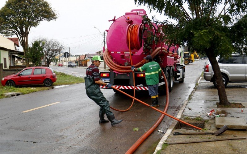 Serviço de limpeza e hidrojateamento prossegue, na manhã desta quinta-feira (19), em Canoas