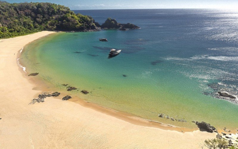 Baía do Sancho é uma das 16 praias de Fernando de Noronha, em Pernambuco | abc+