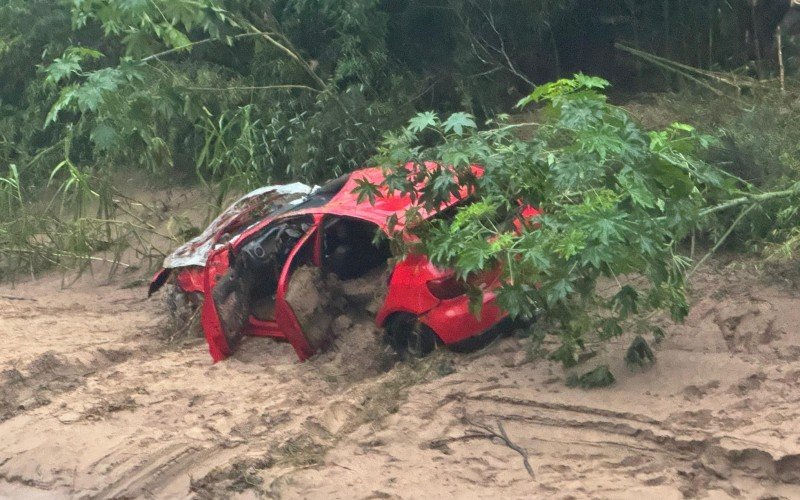 Carro levado pela água foi retirado do Arroio Minhoquinha na tarde desta quinta | abc+