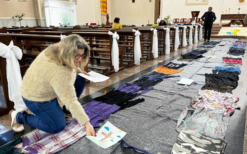 Na Paróquia Santa Catarina de Alexandria, no bairro Rio Branco, tapete solidário contou com desenhos de crianças da catequese 