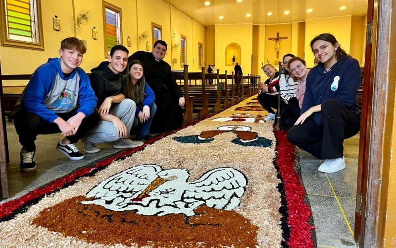 Na Paróquia Nossa Senhora Medianeira, no bairro Vicentina, a montagem dos tapetes teve início às 5 horas