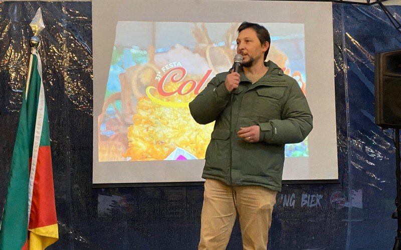 Prefeito de Canela, Gilberto Cezar, na coletiva da Festa