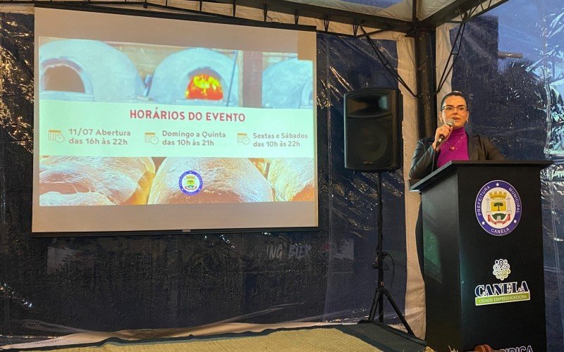 Secretária de Turismo e Cultura, Kenia Jaeger, na coletiva da Festa Colonial