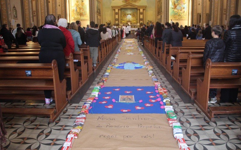 Tapete Solidário, com arrecadação de alimentos foi posto dentro da Catedral