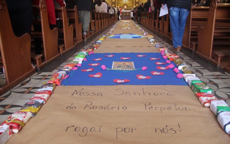 Tapete Solidário, com arrecadação de alimentos foi posto dentro da Catedral
