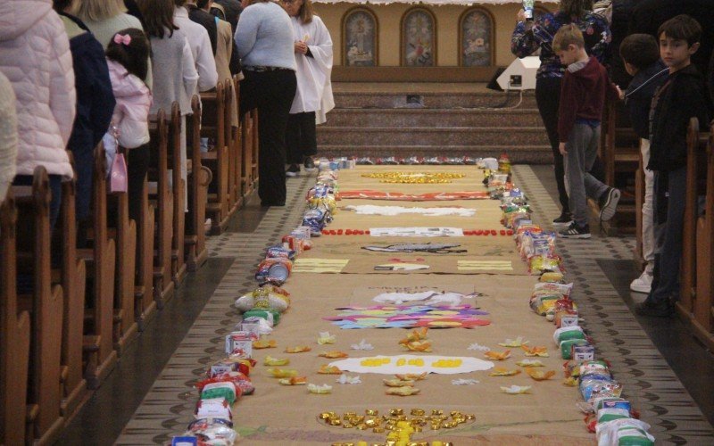Tapete Solidário, com arrecadação de alimentos foi posto dentro da Catedral