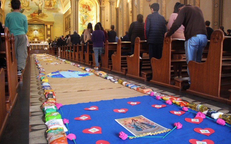 Tapete Solidário, com arrecadação de alimentos foi posto dentro da Catedral