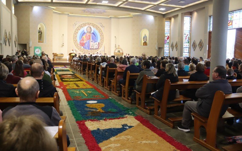 Corpus Christi foi celebrado na Paróquia São Pedro Apóstolo, em Ivoti, com 50 metros de tapete decorado por cerca de 200 pessoas. | abc+