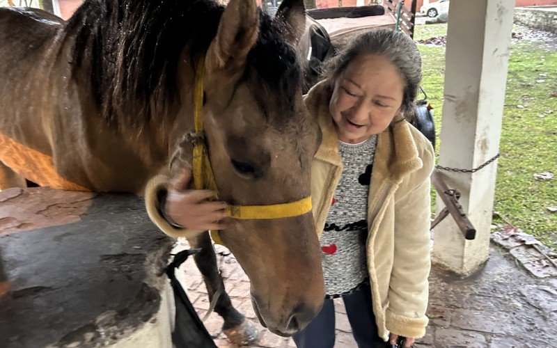 Elisabete Soares saiu de casa mais uma vez, e não deixou para trás os companheiros de toda hora, os cães Spoki e Tinho, e o cavalo Guri | abc+
