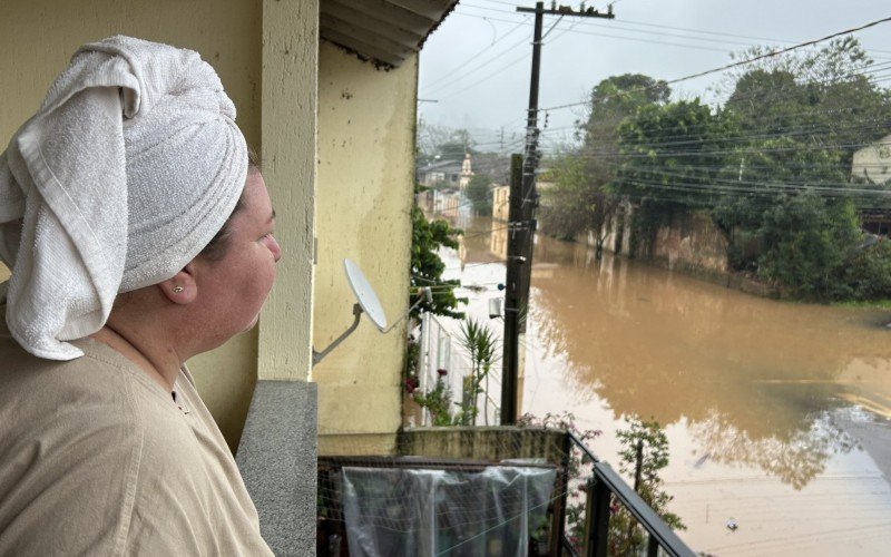 Aline Rosa Fiel observa da sacada de casa o avanço da água em São Sebastião do Caí | abc+
