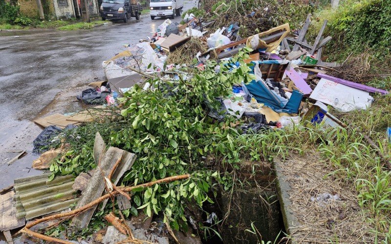 Em Novo Hamburgo, depósito irregular de lixo no entroncamento das ruas Antonio Kroef e Marquês de Olinda, na Vila Kroef, tem até colchões e sofás à beira de bueiro aberto