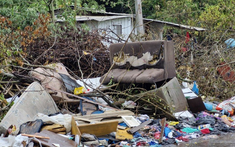 Em Novo Hamburgo, depósito irregular de lixo no entroncamento das ruas Antonio Kroef e Marquês de Olinda, na Vila Kroef, tem até colchões e sofás à beira de bueiro aberto