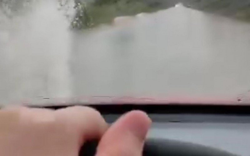 A bordo de um Uno, motorista encara rodovia alagada no RS | abc+