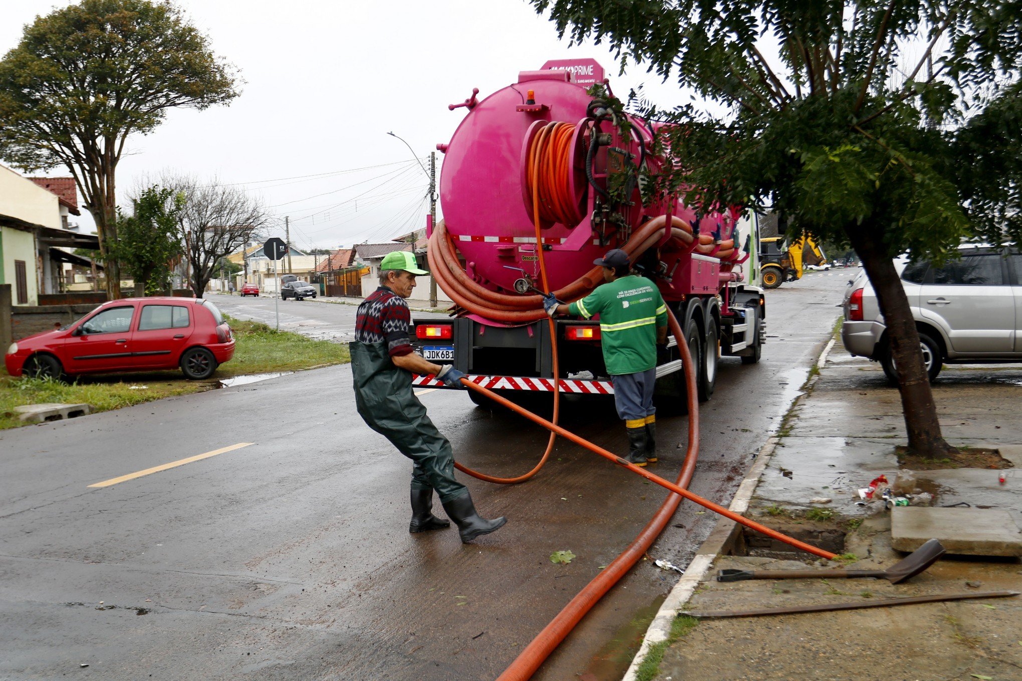 Prefeitura garantiu trabalho de limpeza e hidrojateamento noite adentro em Canoas