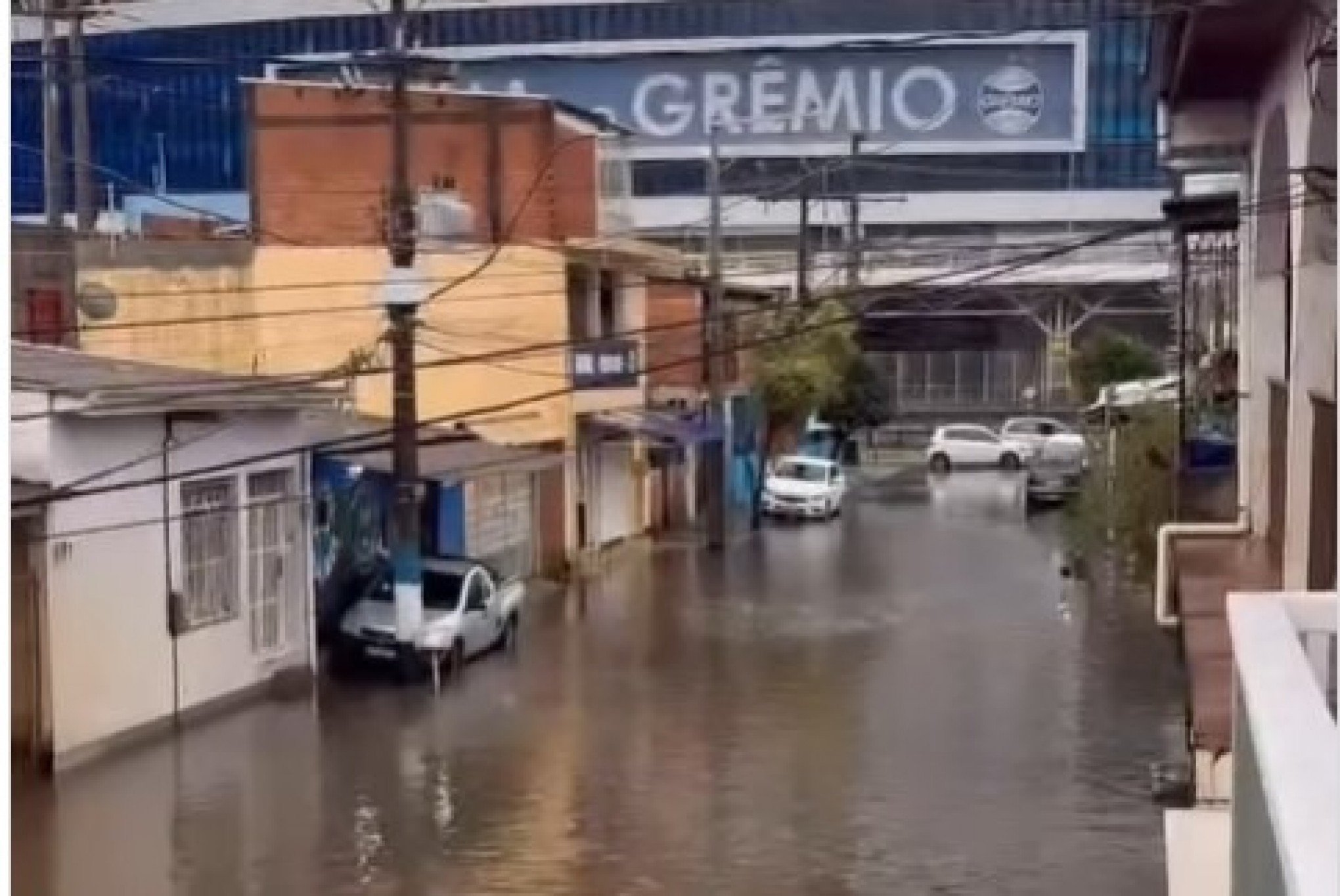 VÍDEO: Ruas ficam alagadas no entorno da Arena do Grêmio e famílias são resgatadas
