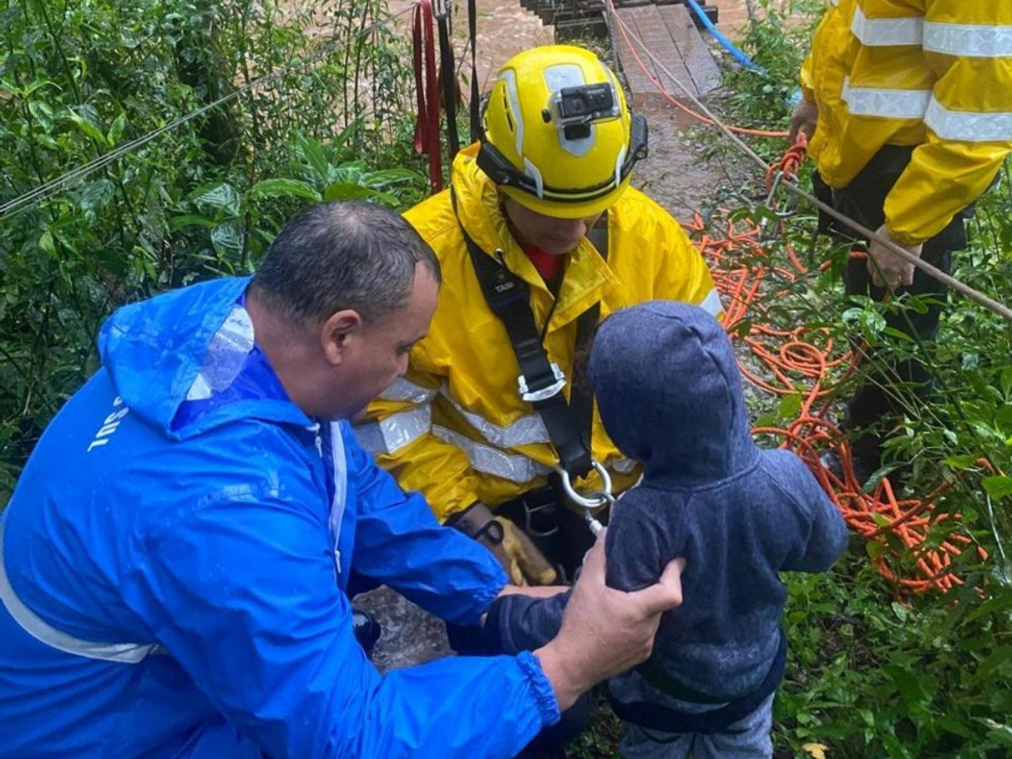 VÍDEO: Crianças e adultos são resgatados pelos bombeiros em área de risco durante as chuvas no RS