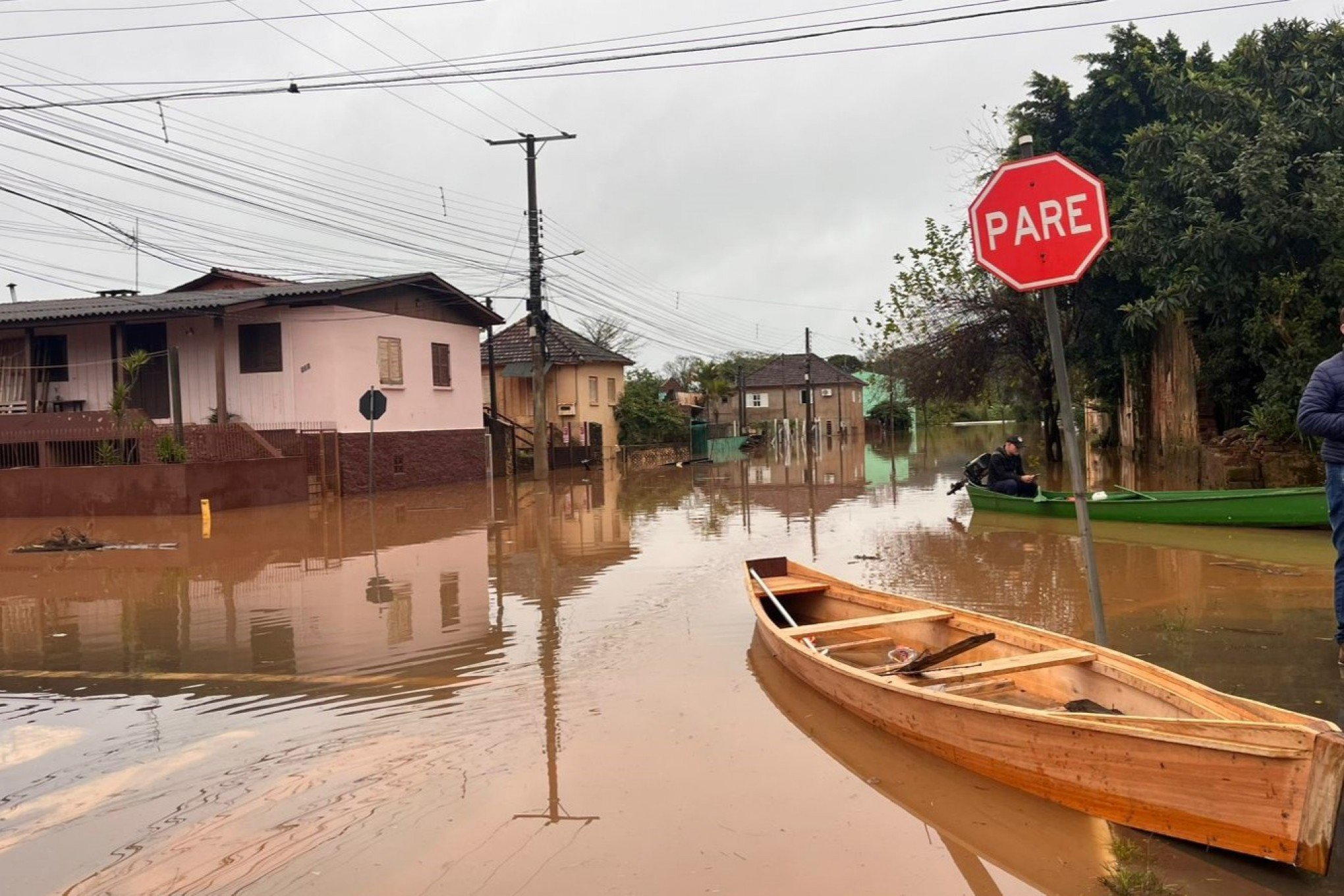 CHUVA NO RS: Rio baixa após atingir pico em São Sebastião do Caí