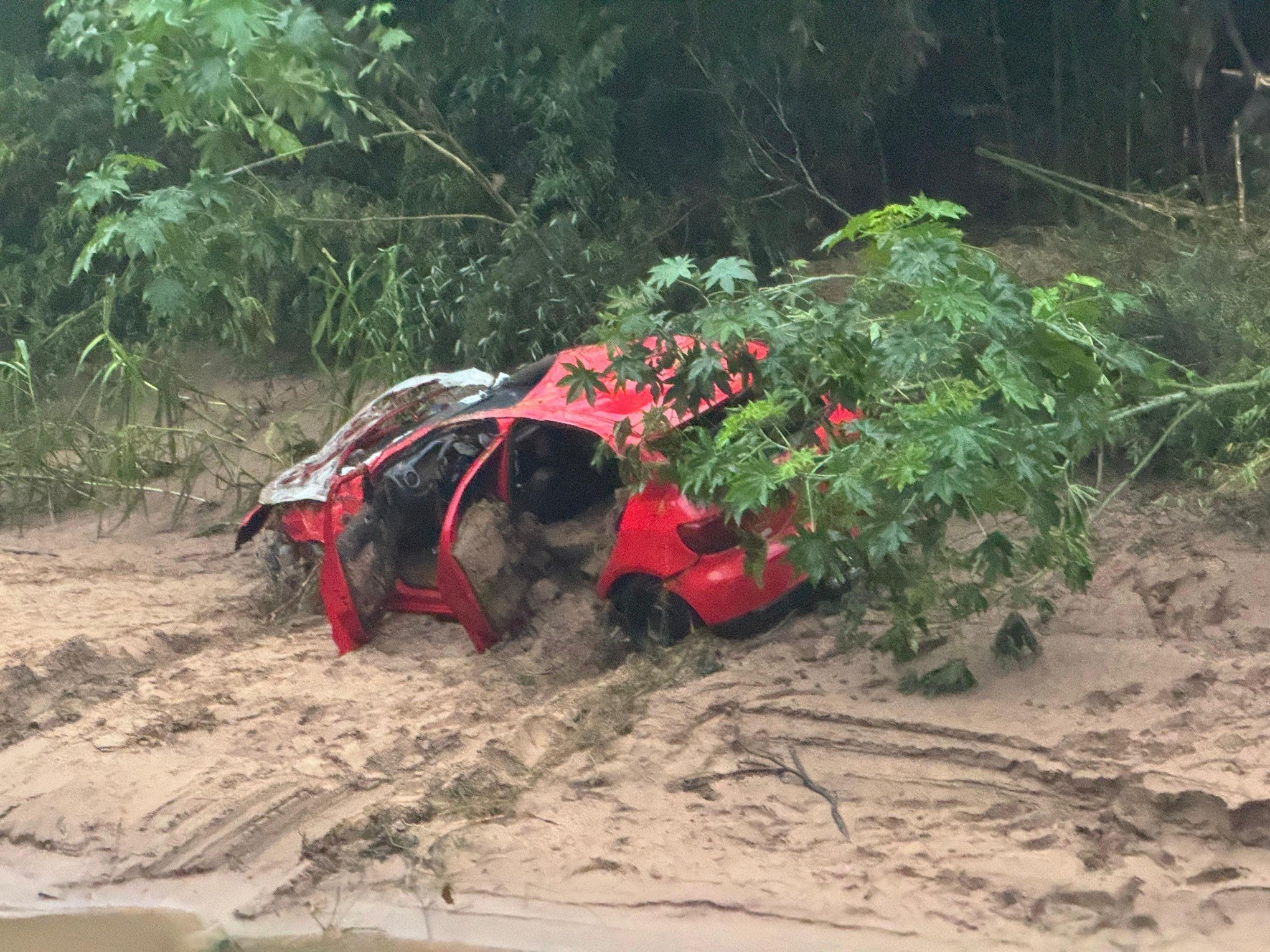 CHUVA NO RS: Carro submerso é retirado da água com intuito de encontrar desaparecido em Candelária