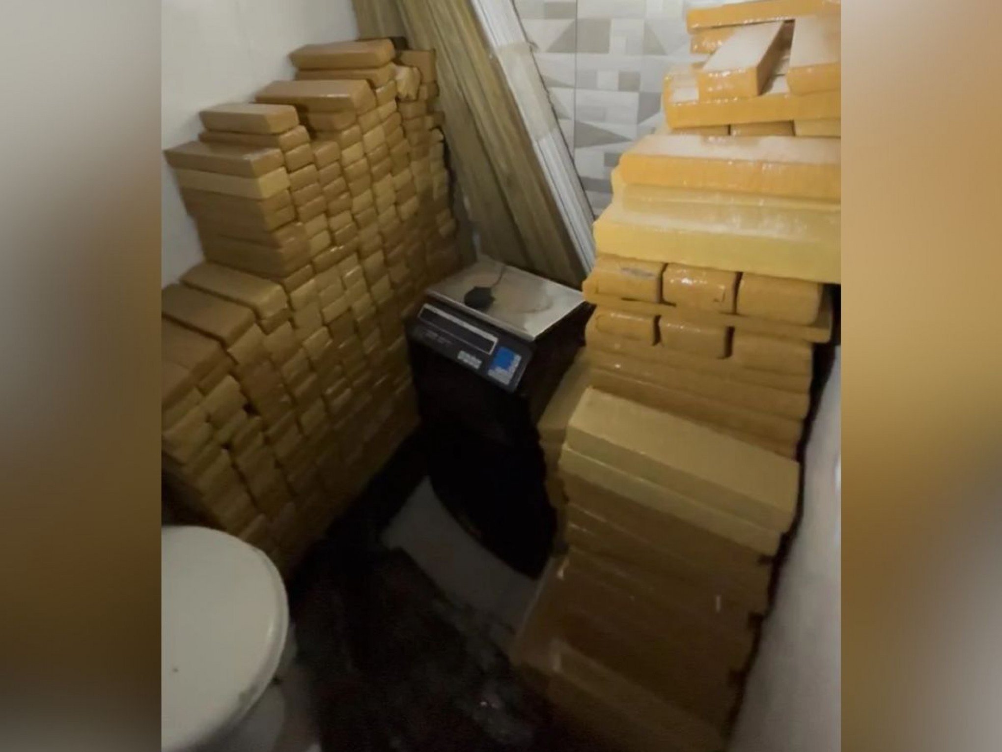 Carga estava trancada no banheiro da área da piscina | abc+