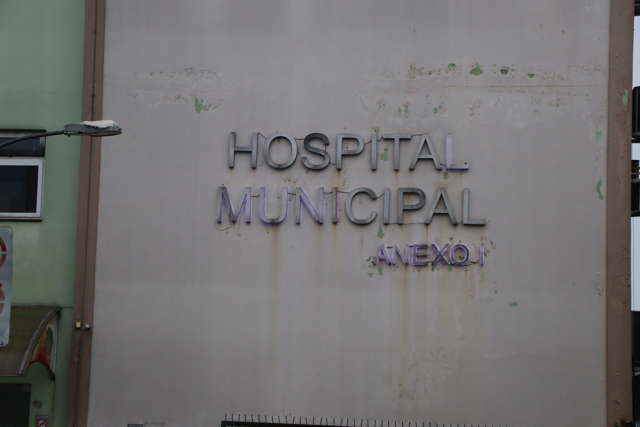 "Meu pai está à base de morfina": Homem perde dois dedos enquanto espera por transferência de hospital há mais de um mês