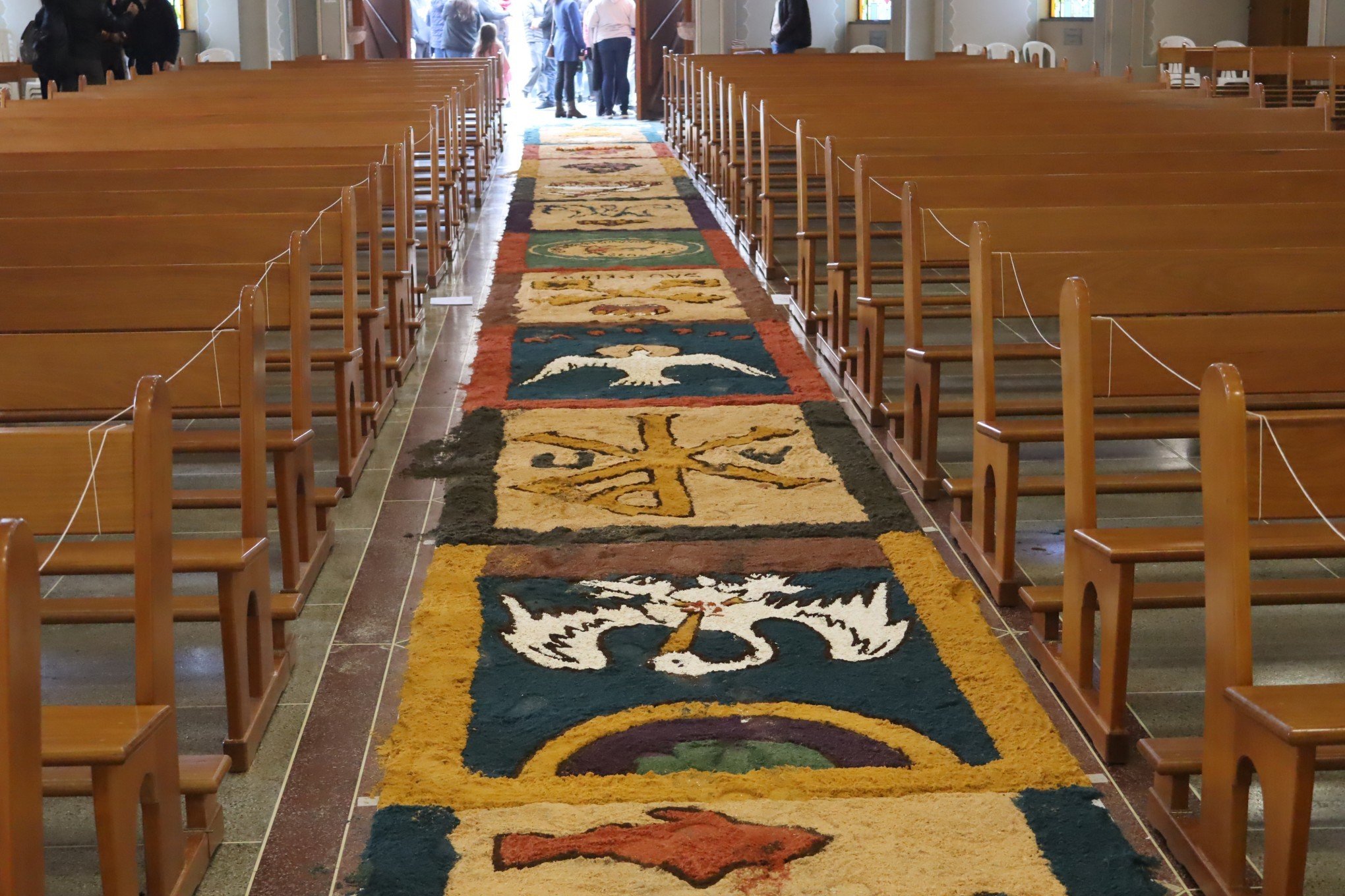 Missa com tapetes confeccionados por fiéis marca a festa de Corpus Christi em Ivoti