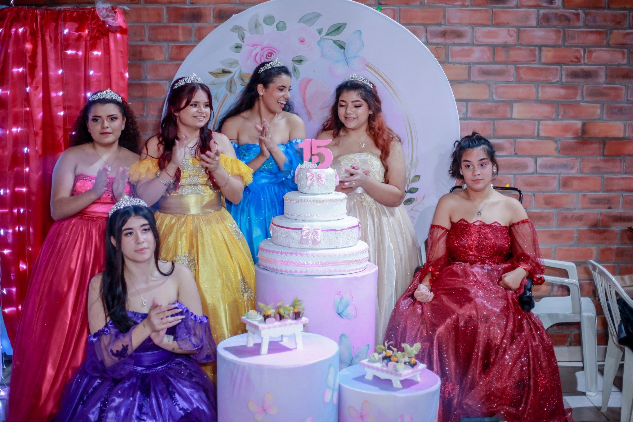 Alunas da inclusão recebem festa de debutante em Canoas