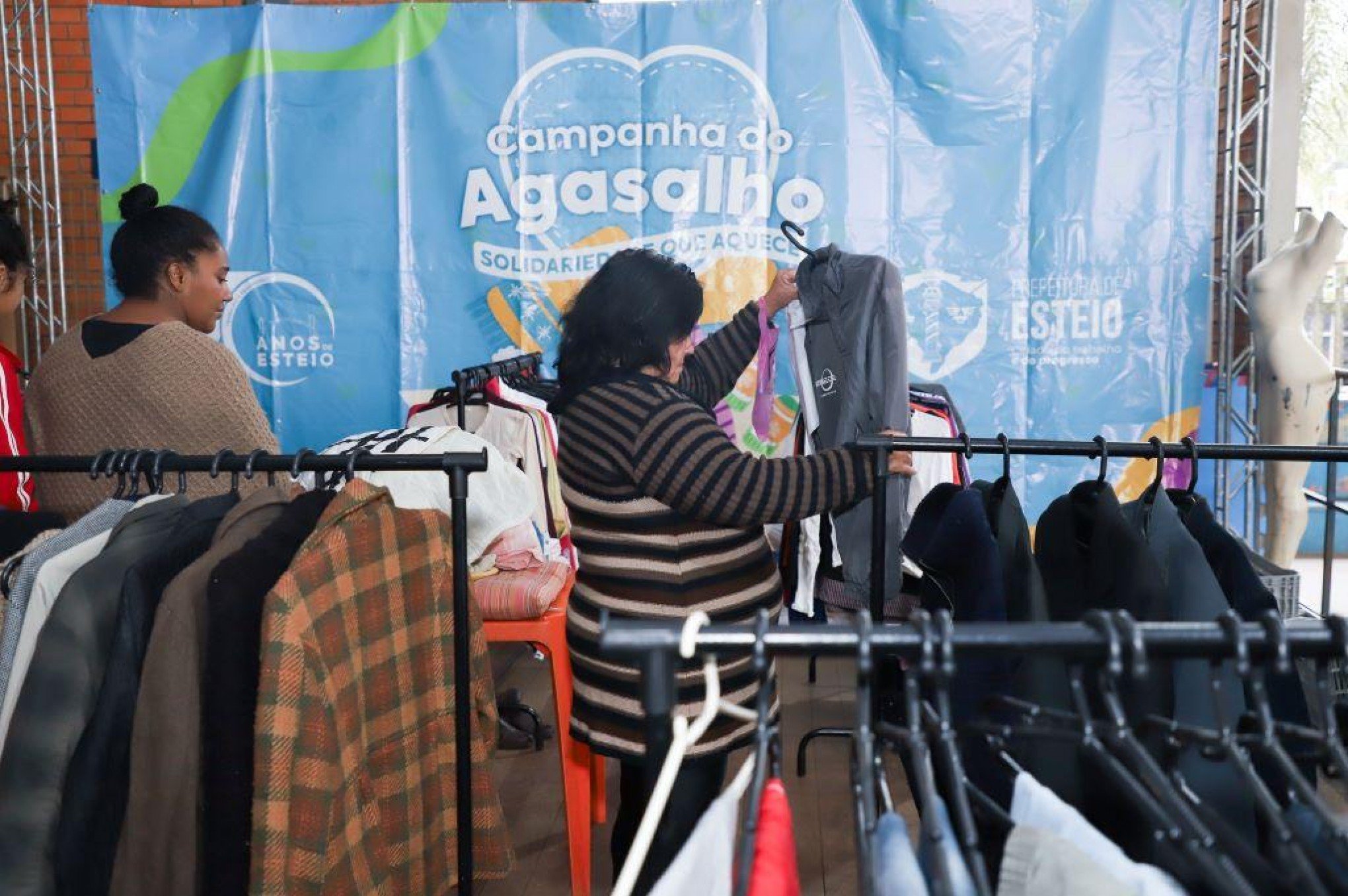 Loja itinerante garante roupas de graça a pessoas situação de vulnerabilidade social