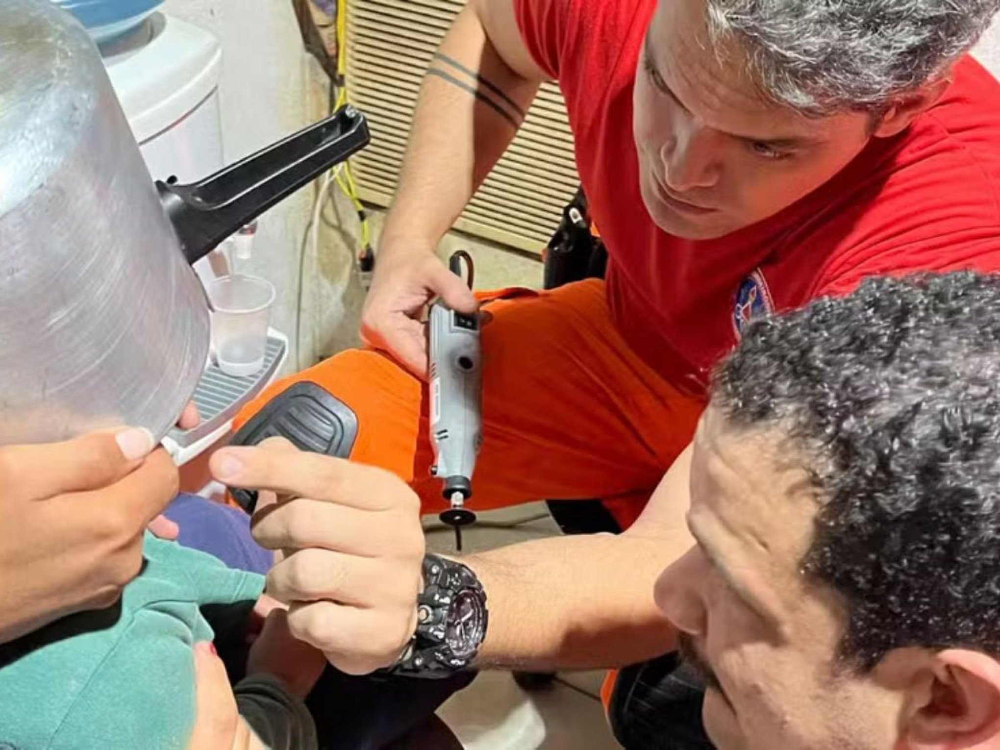 Criança de 2 anos é socorrida com panela de pressão presa na cabeça
