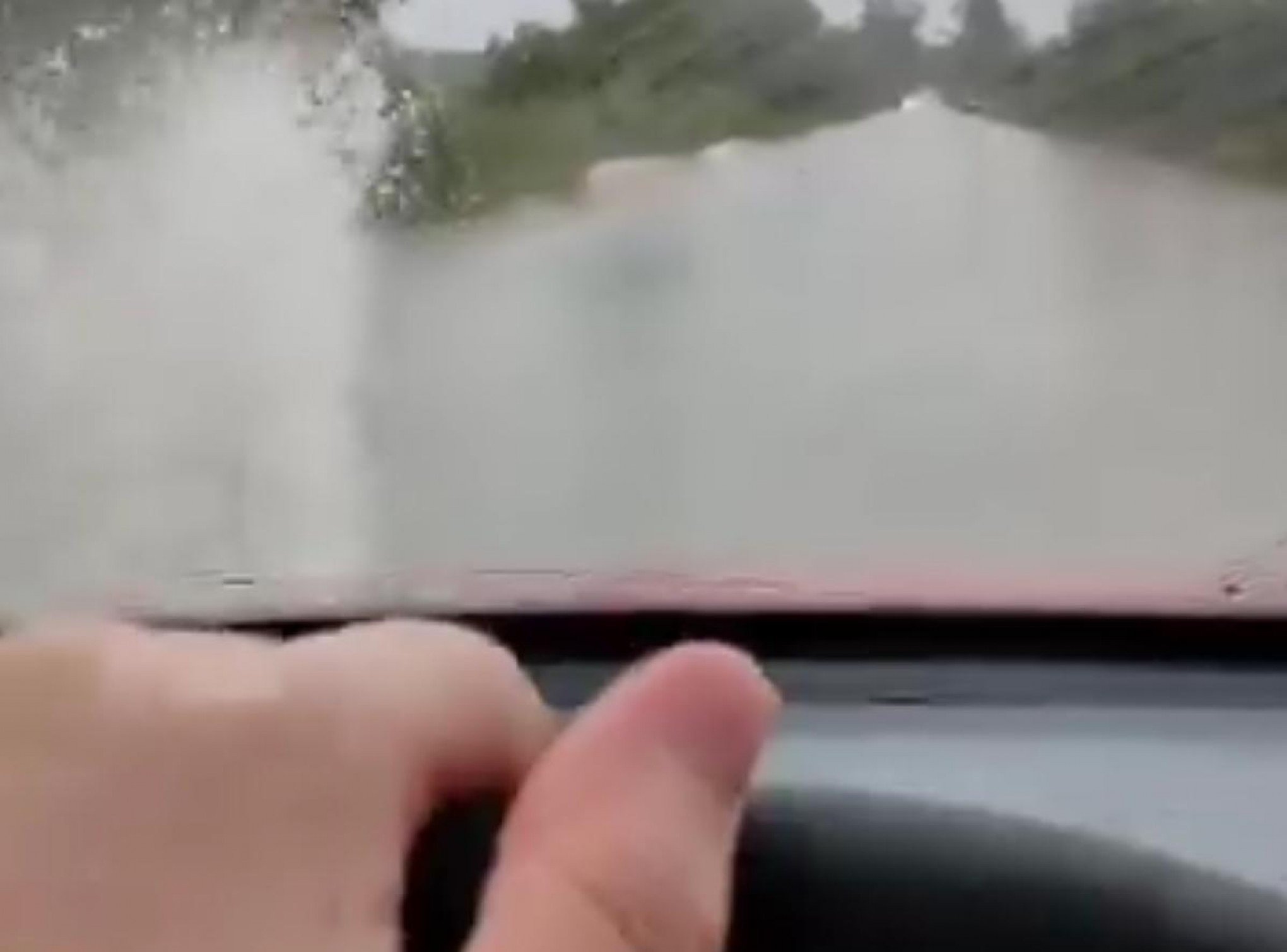 Carro ou tanque de guerra? Uno atravessa rodovia alagada no Rio Grande do Sul; veja vídeo