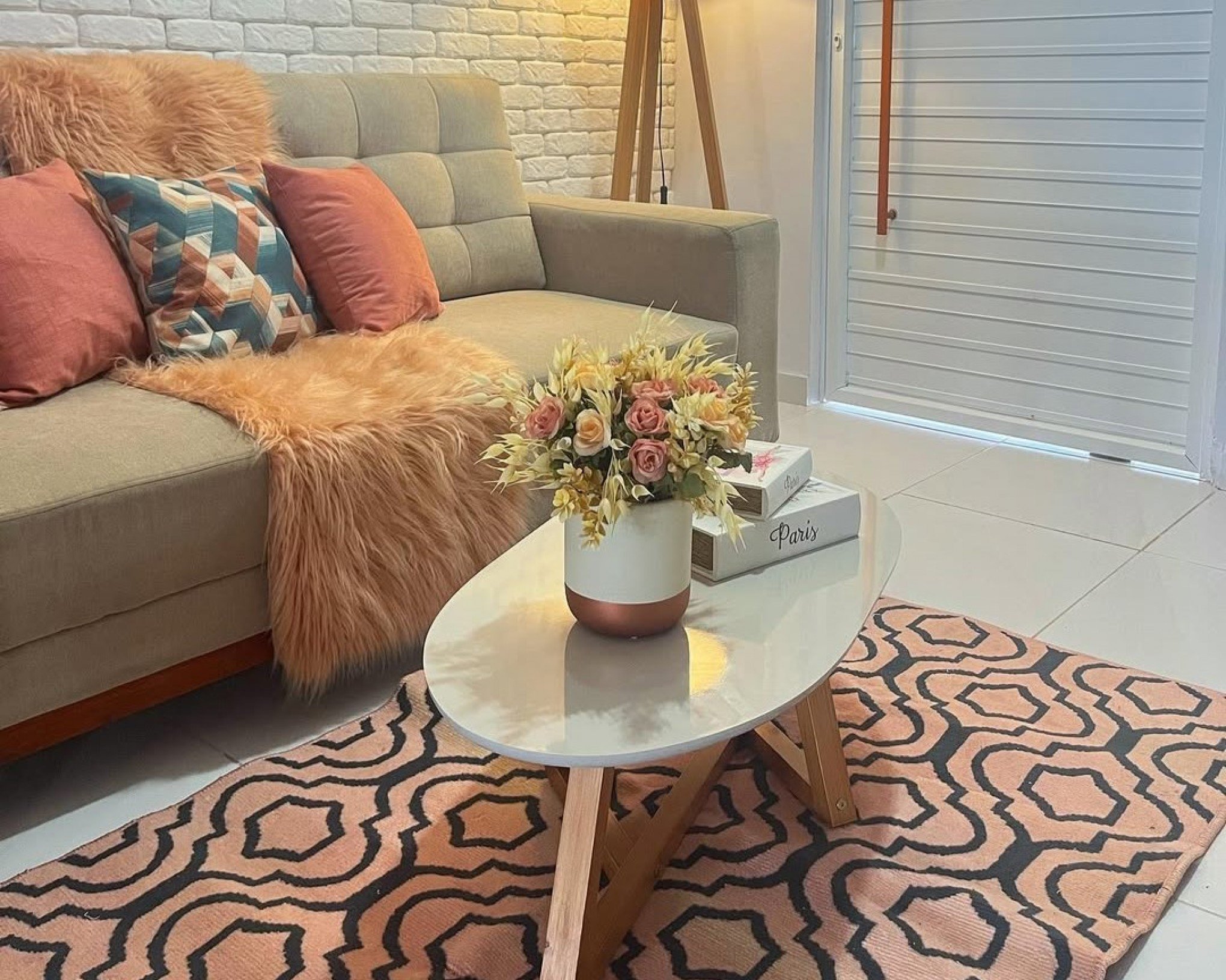 O vaso decorativo se destaca na mesa de centro da sala | abc+