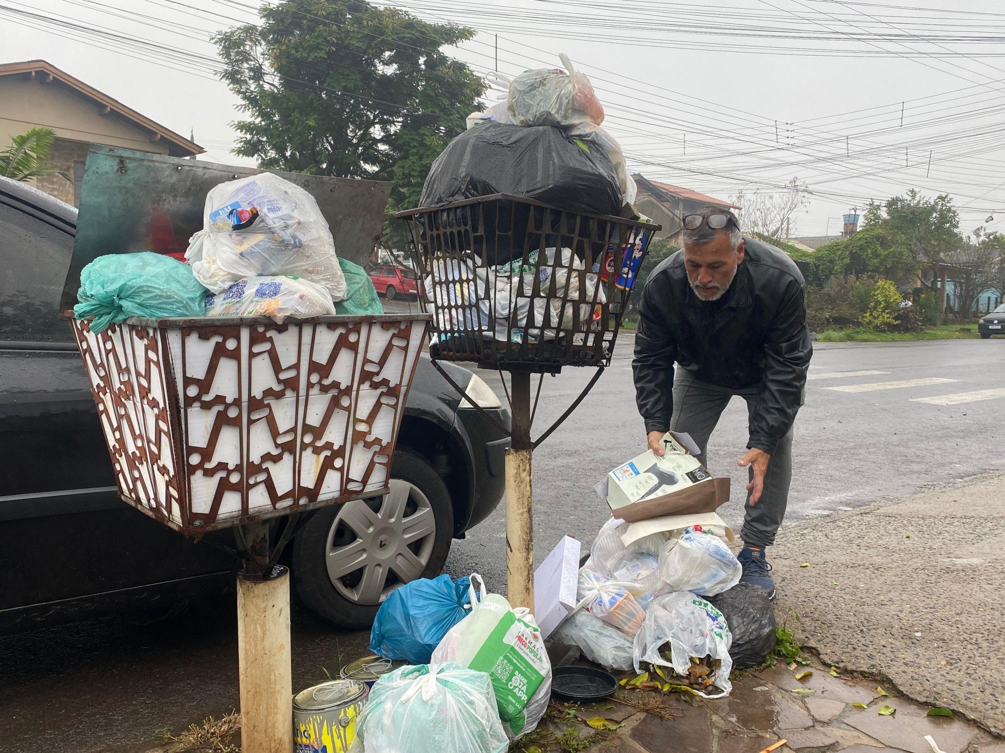 Moradores relatam falha no recolhimento de lixo em Estância Velha; prefeitura afirma que serviço foi normalizado