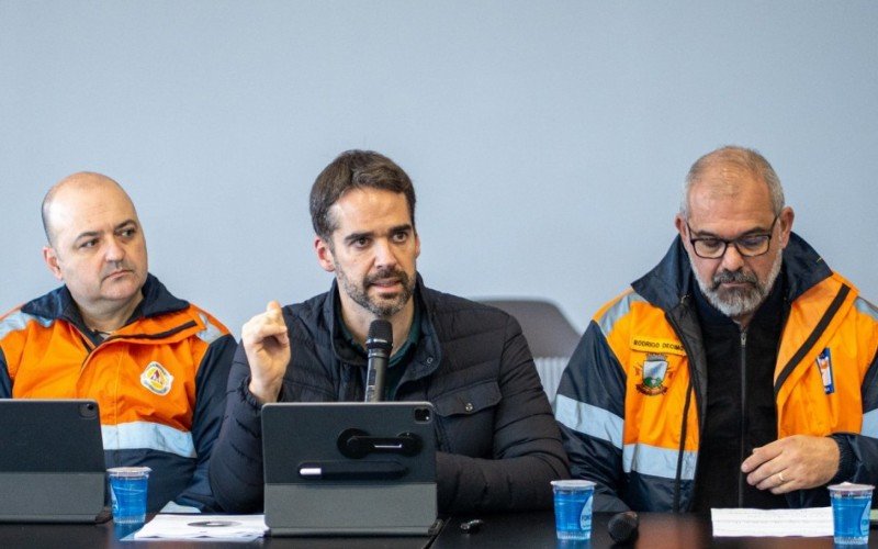 Governador Eduardo Leite encontrou prefeitos e representantes de municípios nesta sexta-feira | abc+