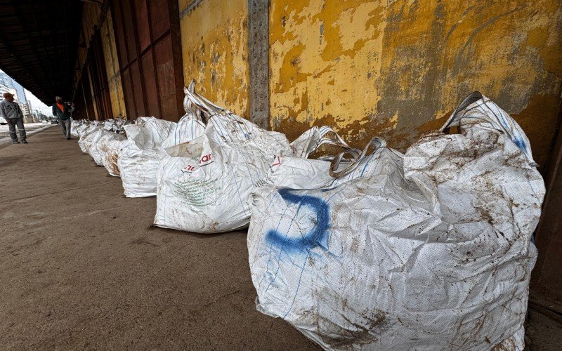 CHUVA NO RS: 200 sacos são armazenados no Cais Mauá para o risco de elevação do Guaíba  | abc+