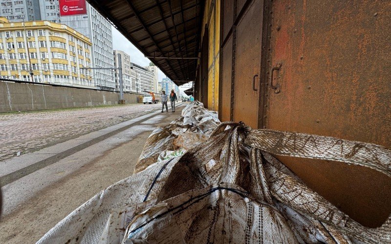 CHUVA NO RS: 200 sacos são armazenados no Cais Mauá para o risco de elevação do Guaíba  | abc+