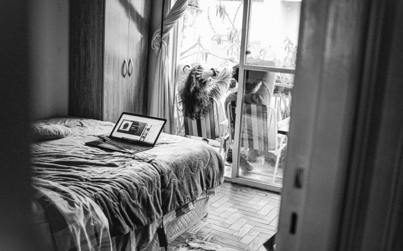 Foto da exposição "40Nós", da fotógrafa Mariana Jesus, com curadoria de Mariane Rotter, tregistra em fotos a vivência de duas mulheres confinadas em um apartamento durante a pandemia da Covid-19